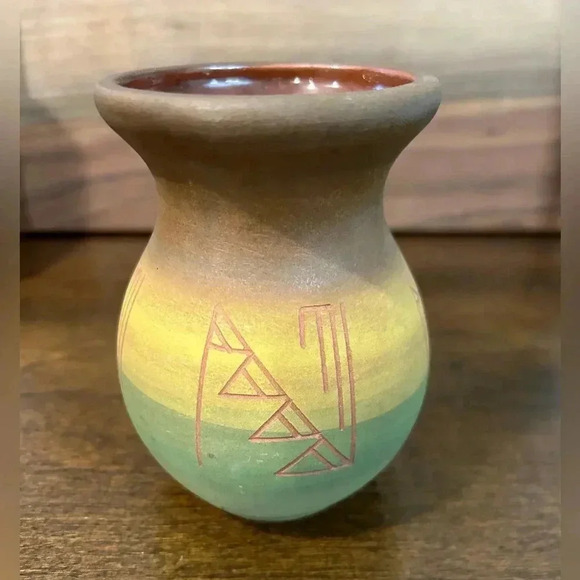 Vintage Sioux Indians Signed Pottery Vase Flat Bottom Sioux Indian Label EUC - Picture 3 of 8